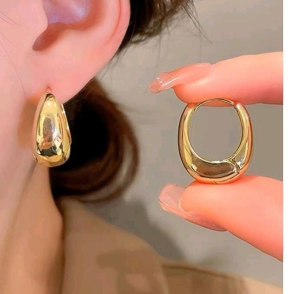 NWT Anthropologie French Minimalist Huggie Hoop Trendy Thick Gold Earrings - Picture 1 of 4
